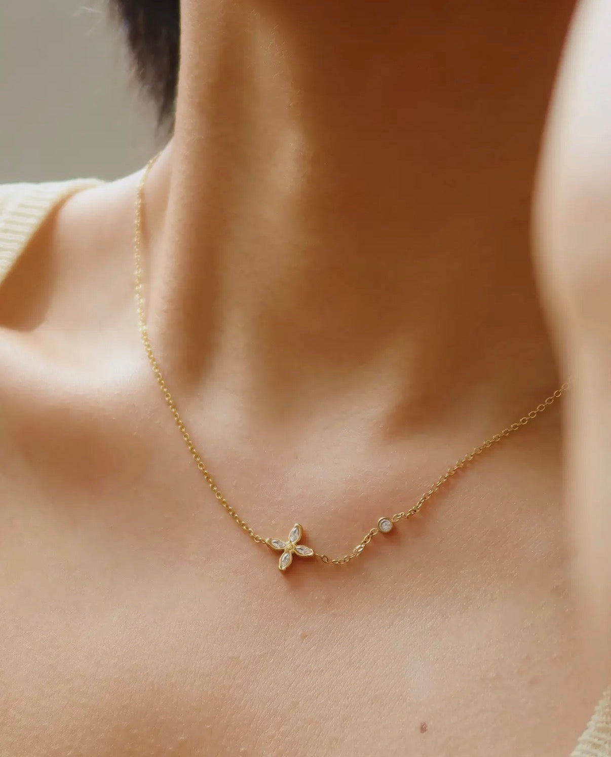 Clyra 18K Gold Non-Tarnish Dainty Flower Pendant Necklace