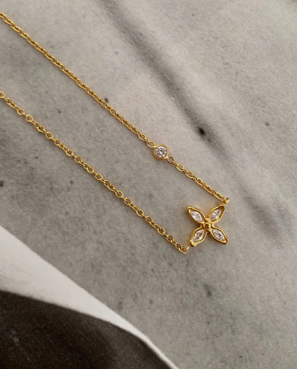 Clyra 18K Gold Non-Tarnish Dainty Flower Pendant Necklace