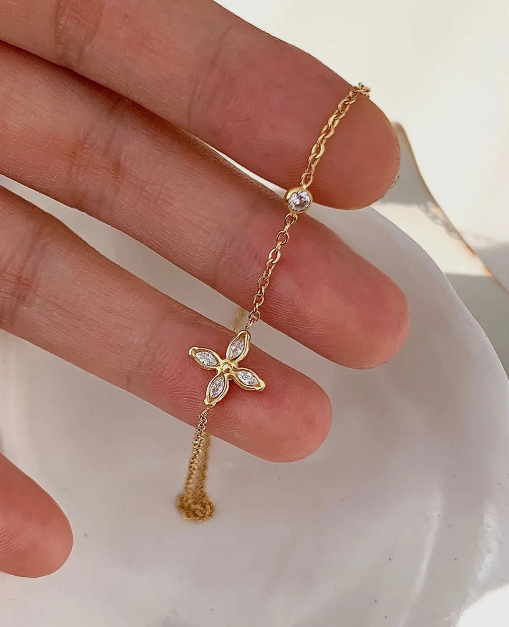 Clyra 18K Gold Non-Tarnish Dainty Flower Pendant Necklace